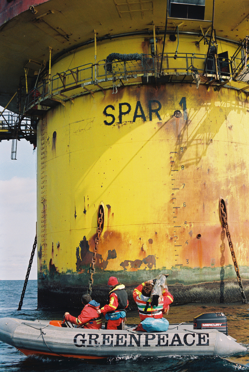 GP occupy disused oil platform to stop Shell from dumping it at sea. © Greenpeace / David Sims