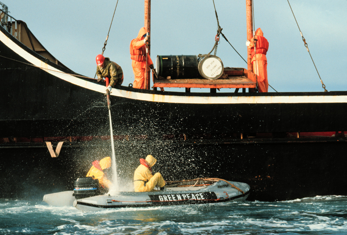 Action against Dumping of Nuclear Waste by GEM. © Greenpeace / Pierre Gleizes