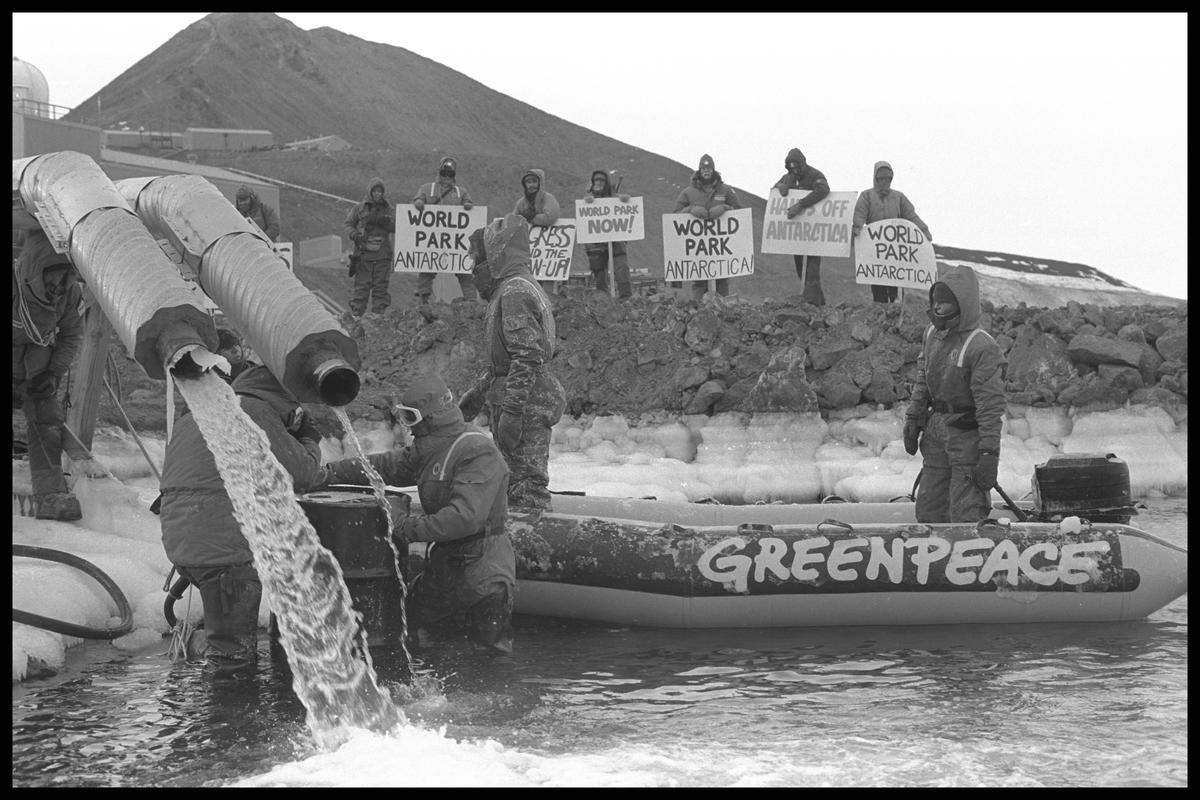 Outflow Pipe Protest at McMurdo Base. © Greenpeace / Steve Morgan