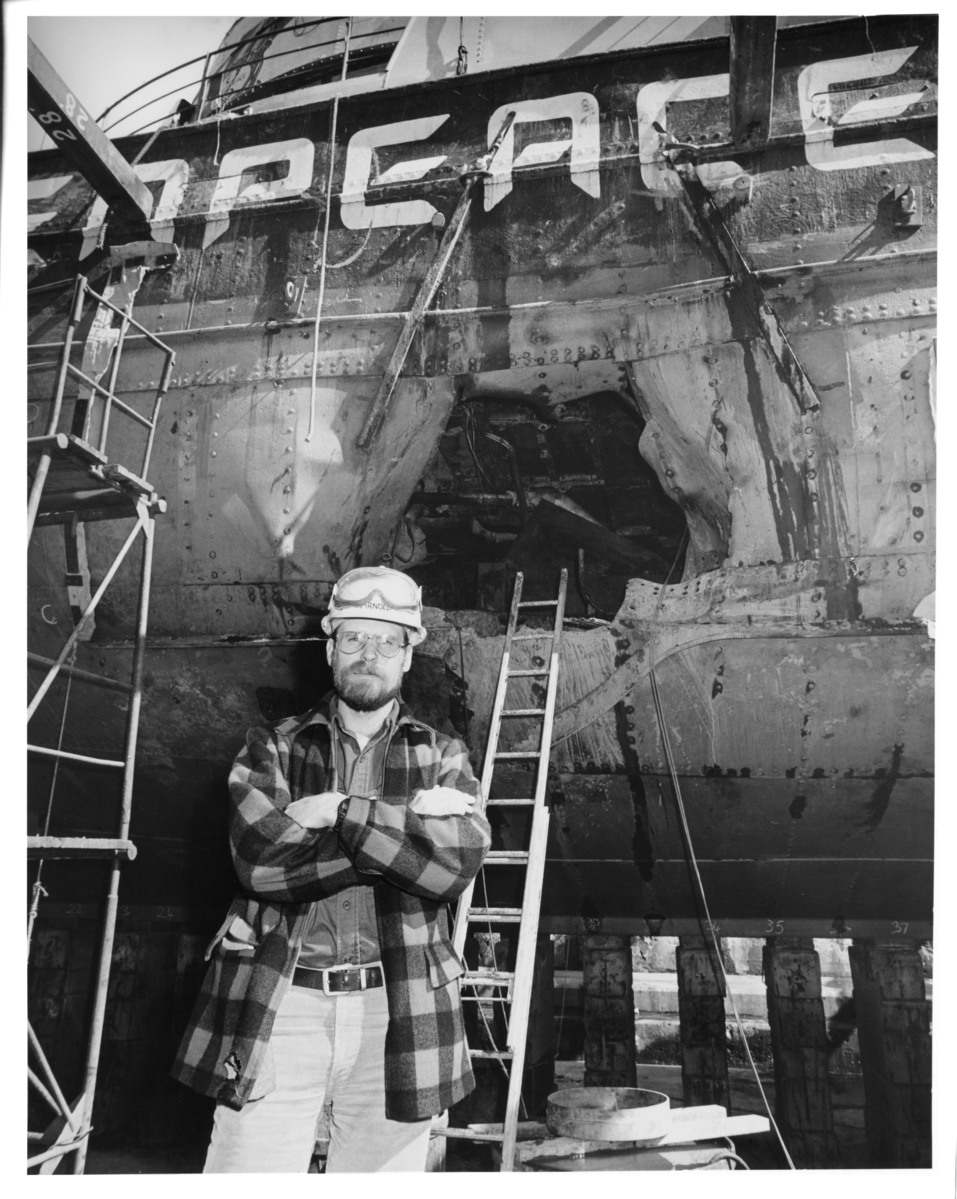 Steve Sawyer and the Bombed Rainbow Warrior in New Zealand. © Gil Hanly / Greenpeace