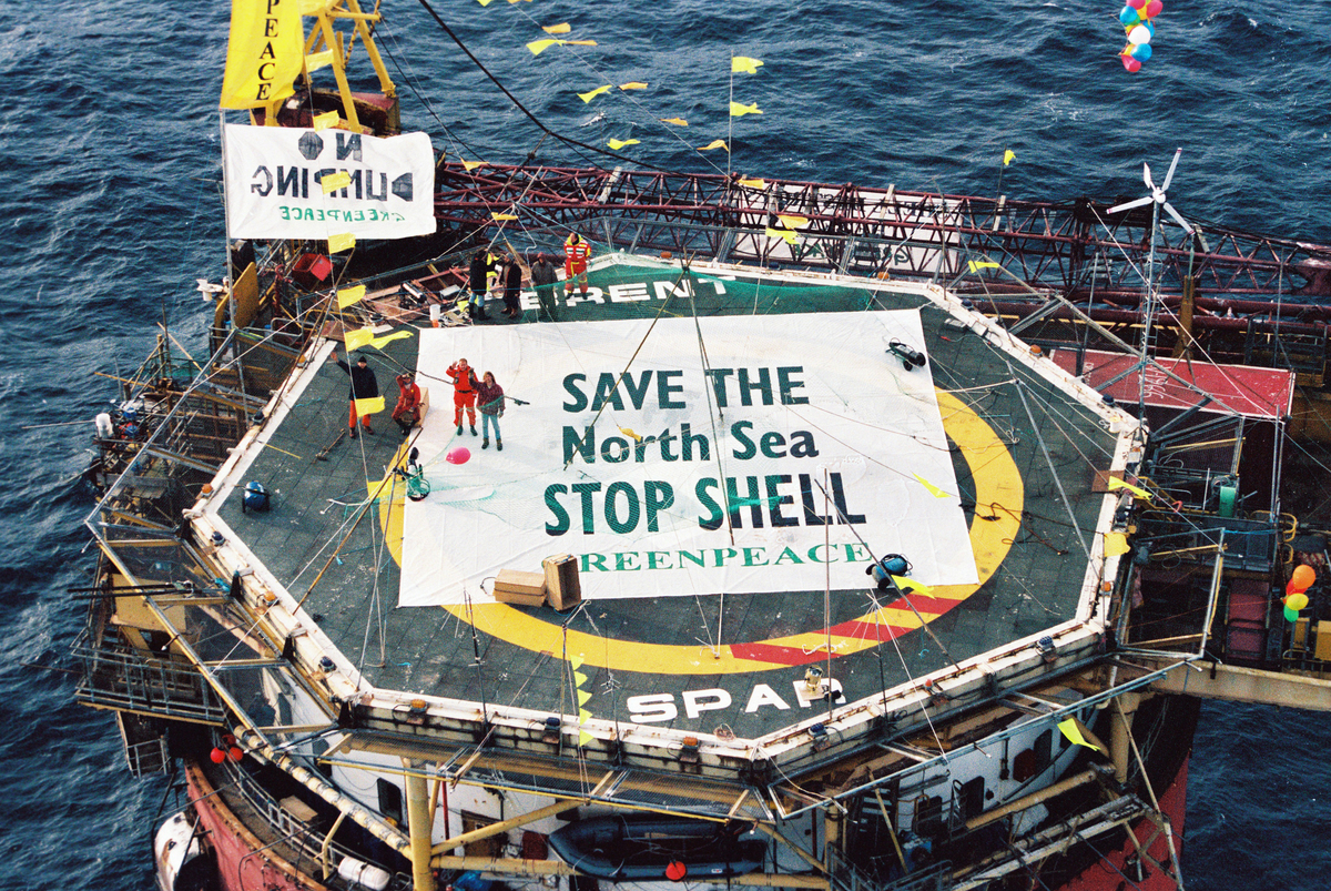 Action at Brent Spar Oil Rig in the North Sea. © Greenpeace / Peter Thompson