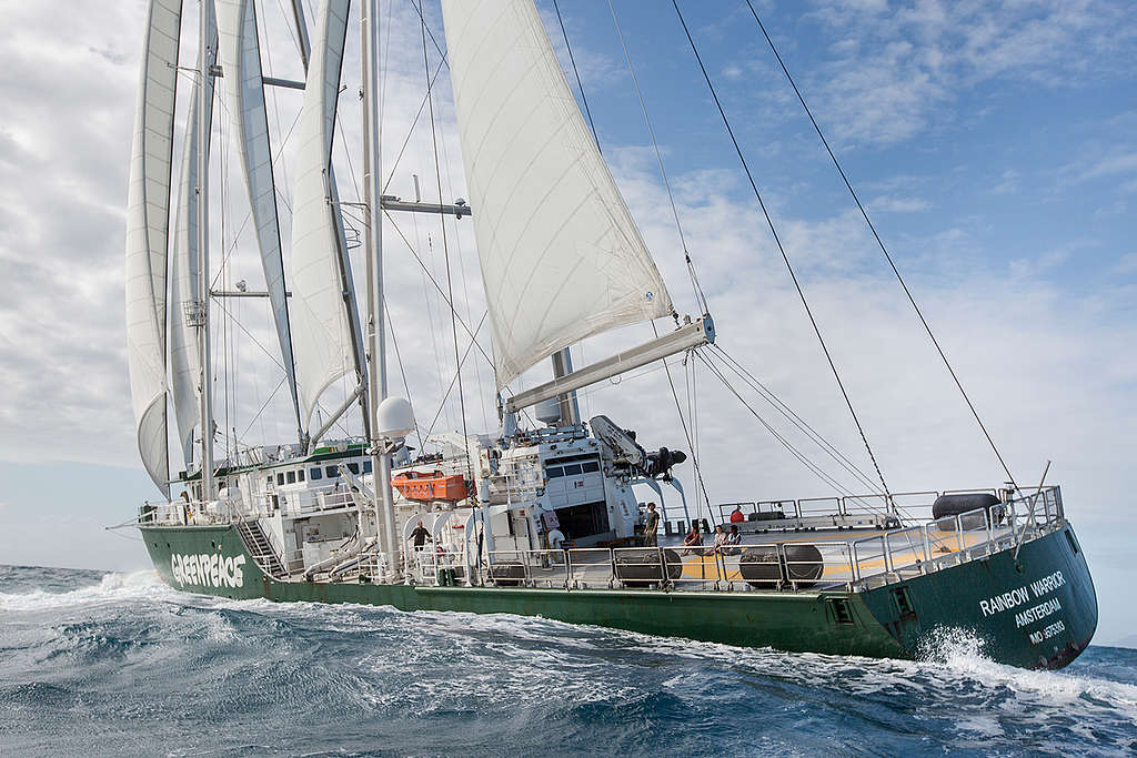 The Rainbow Warrior on the Great Barrier Reef. © Jeff Tan / Greenpeace