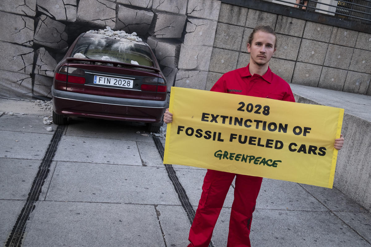 End of the Fossil Fuel Road 'Car Crash' in Madrid. © Greenpeace / Pedro Armestre