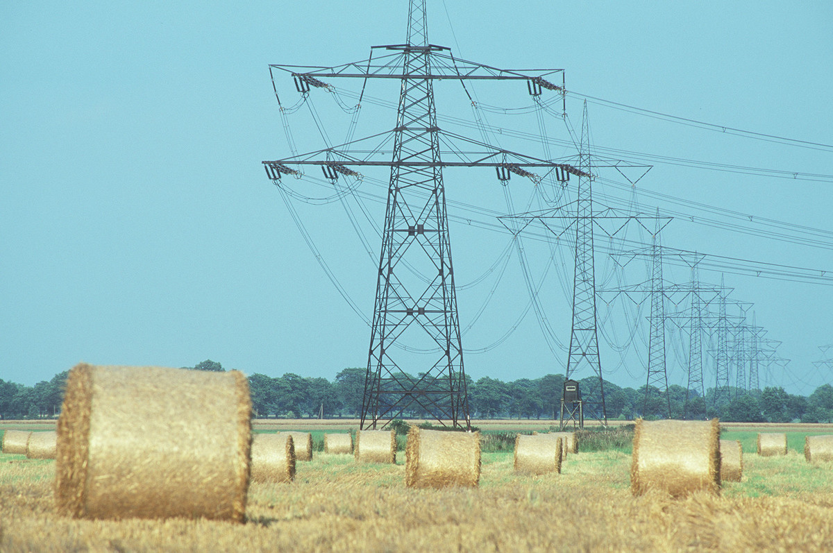 Field with Electricity Pylons in Germany. © Paul Langrock / Greenpeace