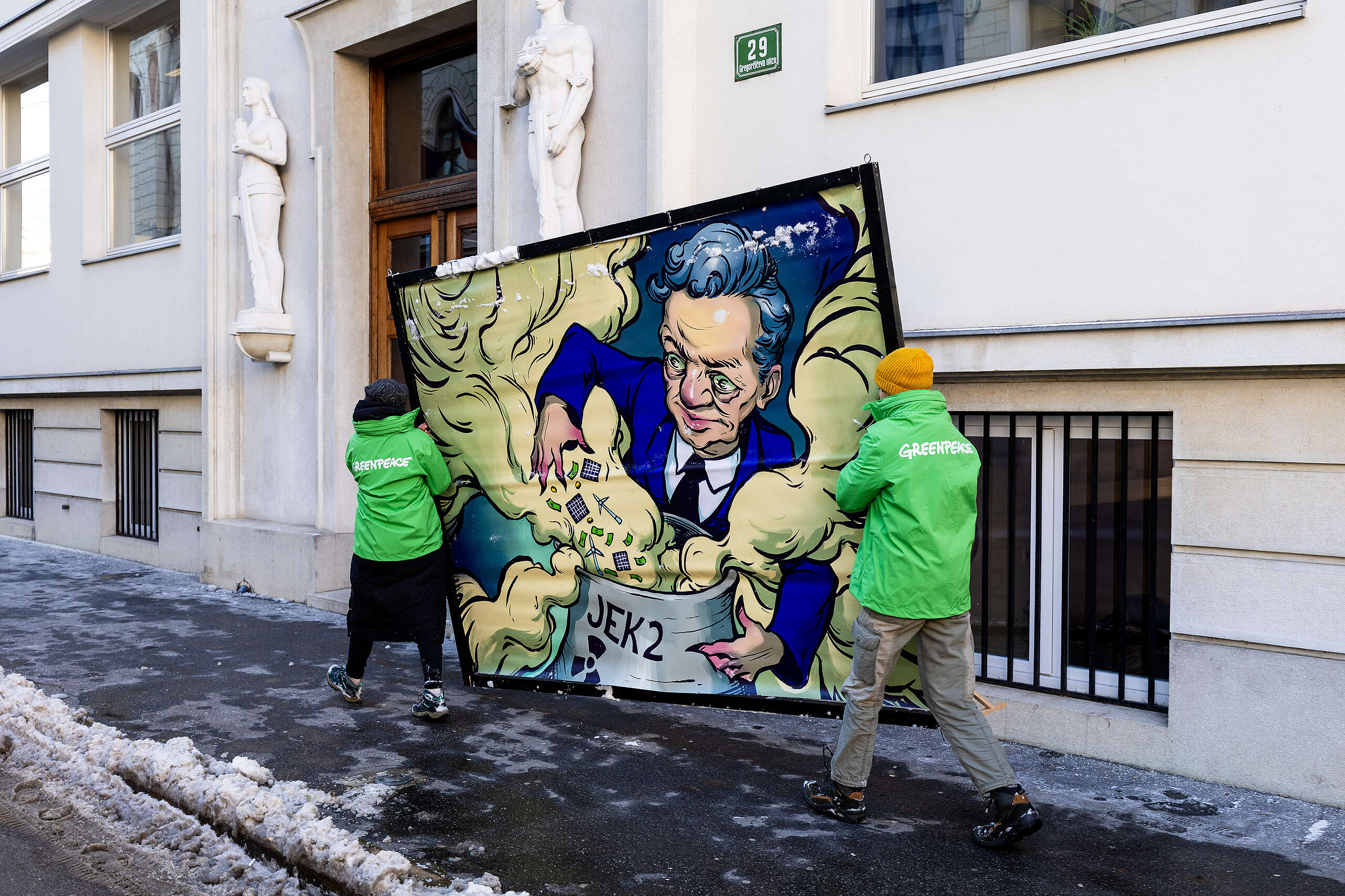 Greenpeace z novoletno čestitko Robertu Golobu: »Naj bo konec jedrskih pravljic«