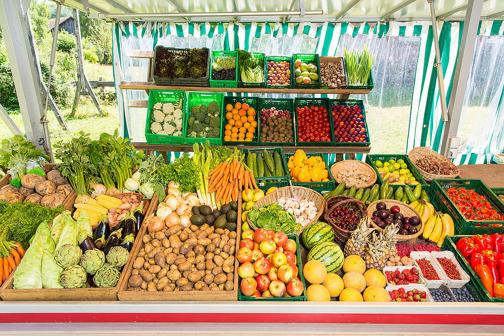 Fruits and Vegetables at Market Stand in Germany. © Axel Kirchhof / Greenpeace Fruits and Vegetables at Market Stand in Germany. © Axel Kirchhof / Greenpeace