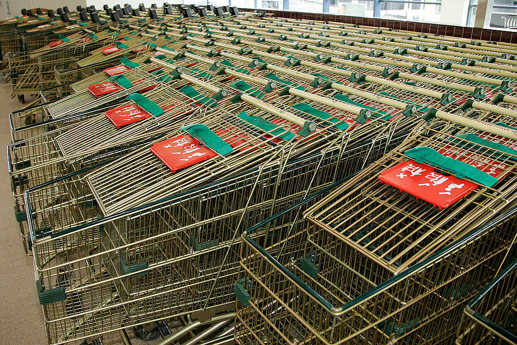 Shopping trolley in supermarket. © Greenpeace / Nigel Marple Shopping trolley in supermarket. © Greenpeace / Nigel Marple