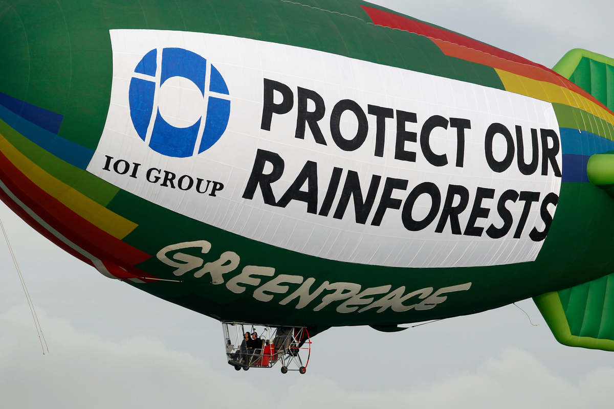 AE Bates Airship IOI Message in San Francisco. © Mathew Sumner / Greenpeace