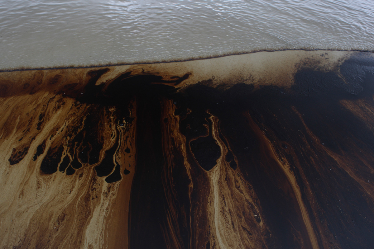 Oiled Beach in Thailand. © Roengrit Kongmuang / Greenpeace