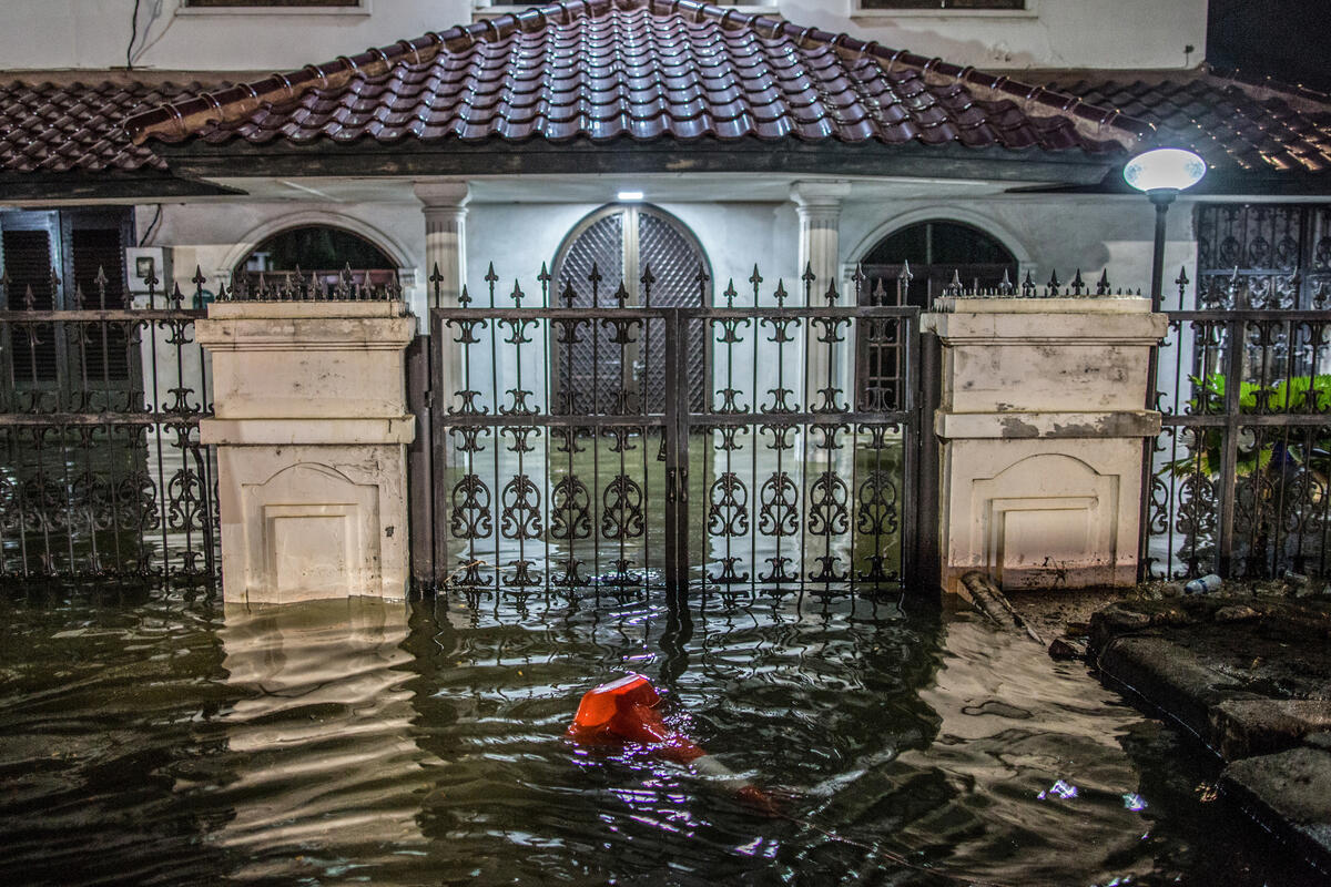 Tidal Flooding in North Jakarta. © Afriadi Hikmal / Greenpeace