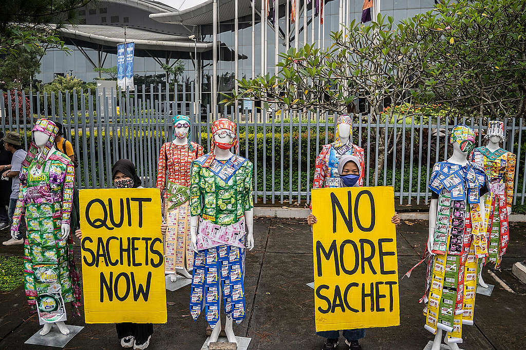 Stop Sachet Protest in Unilever Indonesia. © Jurnasyanto Sukarno / Greenpeace Stop Sachet Protest in Unilever Indonesia. © Jurnasyanto Sukarno / Greenpeace