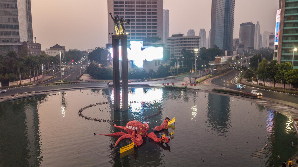 Monster Oligarchy Protest in Jakarta. © Sean Rully / Greenpeace