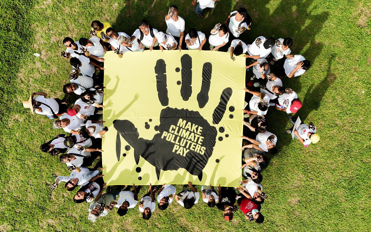 Community Protest at Shell Facility in Batangas. © Basilio Sepe / Greenpeace