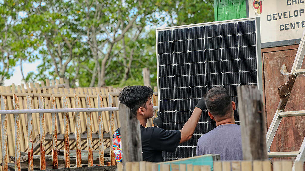 Bohol Sinking Islands get Climate Response Upgrade through Renewable Solar Energy (Bilangbilangan). © Miguel de Guzman / Greenpeace© Miguel de Guzman / Greenpeace Bohol Sinking Islands get Climate Response Upgrade through Renewable Solar Energy (Bilangbilangan). © Miguel de Guzman / Greenpeace© Miguel de Guzman / Greenpeace