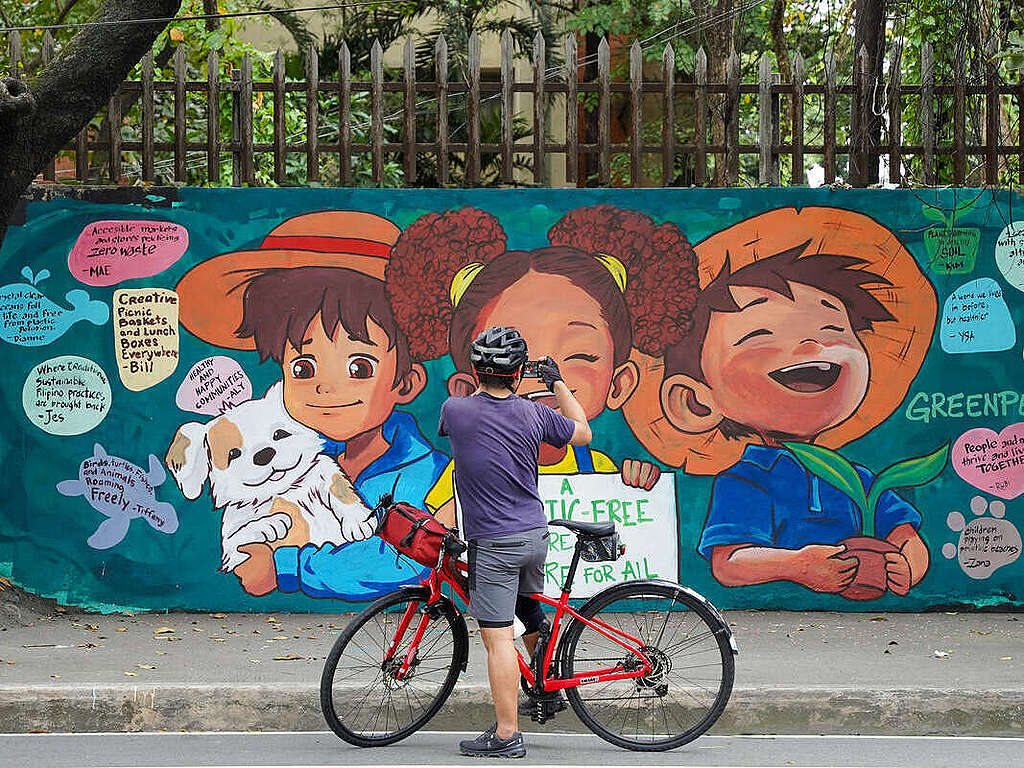 Plastic Free Future Mural in Quezon City. © Miguel de Guzman / Greenpeace Plastic Free Future Mural in Quezon City. © Miguel de Guzman / Greenpeace
