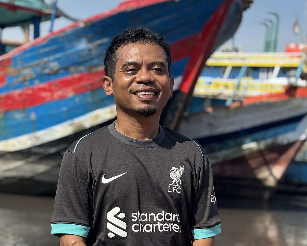 Father Ari at Tegalsari Port in Tegal, Central Java (© Gilang Ramadhan / Greenpeace)