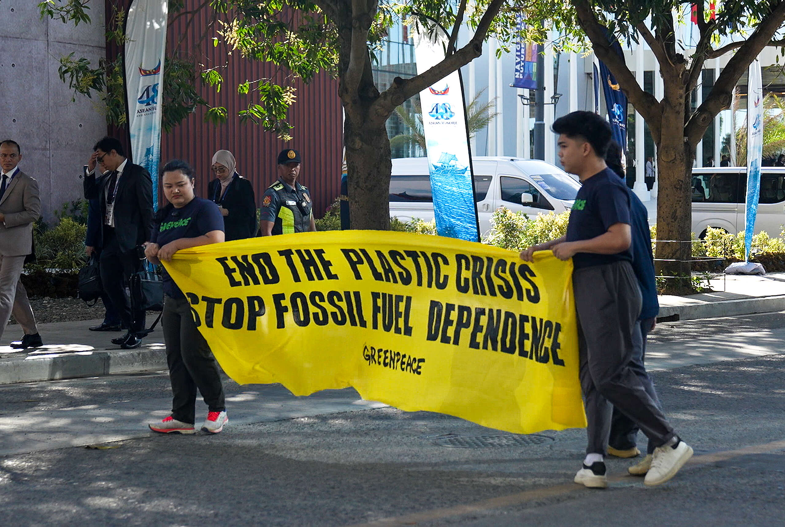 Greenpeace challenges the 48th ASEAN Summit: Activists demand to end the plastic crisis and fossil fuel dependence