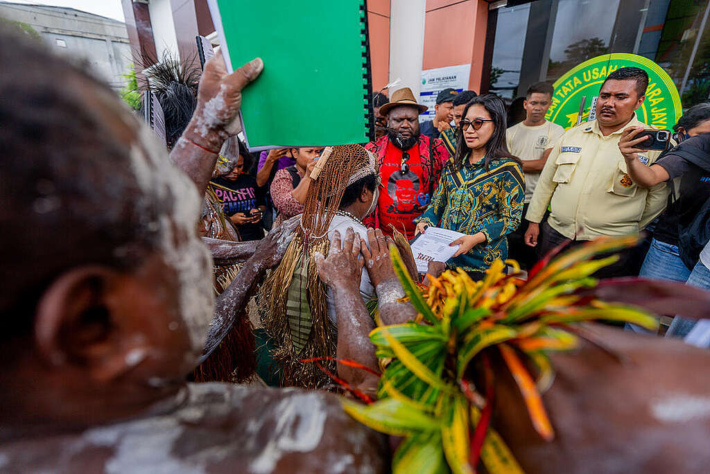 Filing of Lawsuit by Malind Indigenous Community PSN-Affected in Papua, Indonesia Malind Indigenous plaintiff Sinta Gebze submits the lawsuit document to a staff member at the Administrative Court (PTUN) in Jayapura, Papua.