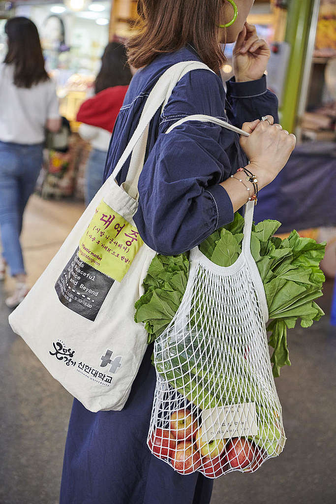 Plastic-Free Shopping Practices in Mangwon Market, Seoul. © Jung Park / Greenpeace