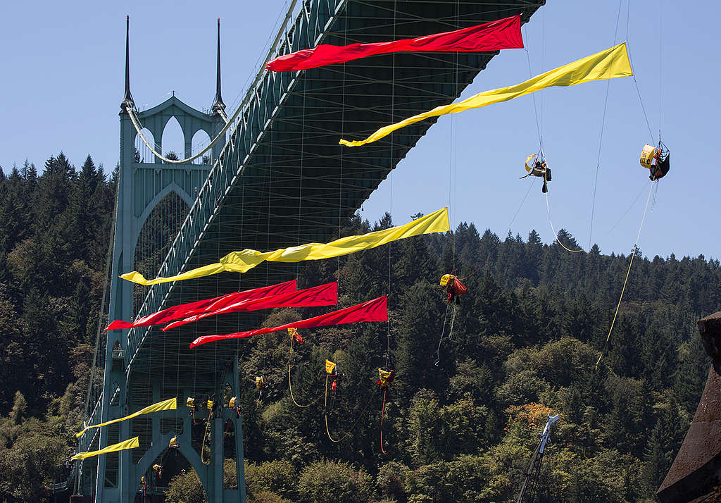 Shell Bridge Blockade in Portland. © Tim Aubry / Greenpeace
