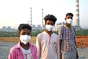Children with N95 respirator, Korba district, Chhattisgarh. © Sri Kolari / Greenpeace