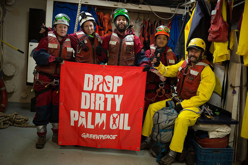 Activists Prepare to Protest Dirty Palm Oil in the Atlantic Ocean. © Jeremy Sutton-Hibbert / Greenpeace Activists Prepare to Protest Dirty Palm Oil in the Atlantic Ocean. © Jeremy Sutton-Hibbert / Greenpeace
