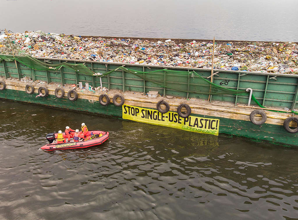 Plastic Waste Protest in Manila Bay. © Greenpeace / Arnaud Vittet Plastic Waste Protest in Manila Bay. © Greenpeace / Arnaud Vittet