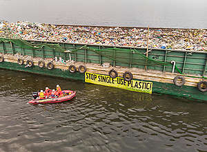 Plastic Waste Protest in Manila Bay. © Greenpeace / Arnaud Vittet