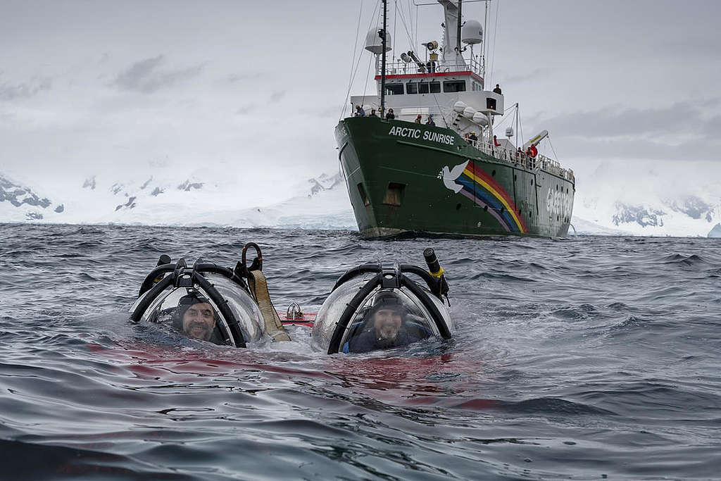 Javier Bardem and submarine pilot John Hocevar. © Christian Åslund / Greenpeace Javier Bardem and submarine pilot John Hocevar. © Christian Åslund / Greenpeace
