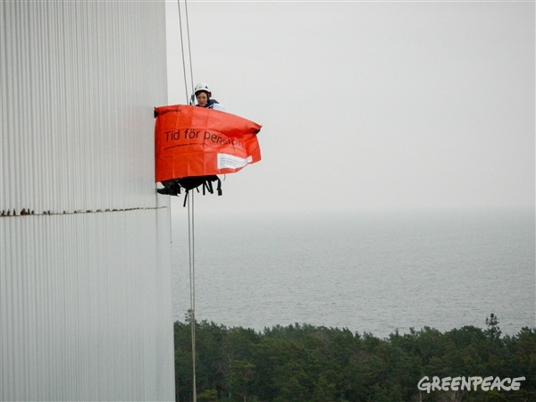 Greenpeace activist with a banner on the reactor Oskarshamn 2