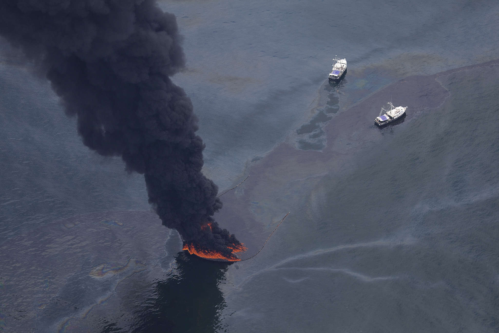 Аварии с загрязнением окружающей среды. Разлив нефти в мексиканском заливе 2010. Deepwater Horizon разлив нефти. Взрыв нефтяной платформы Deepwater Horizon 2010. Катастрофа Deepwater Horizon в мексиканском заливе.