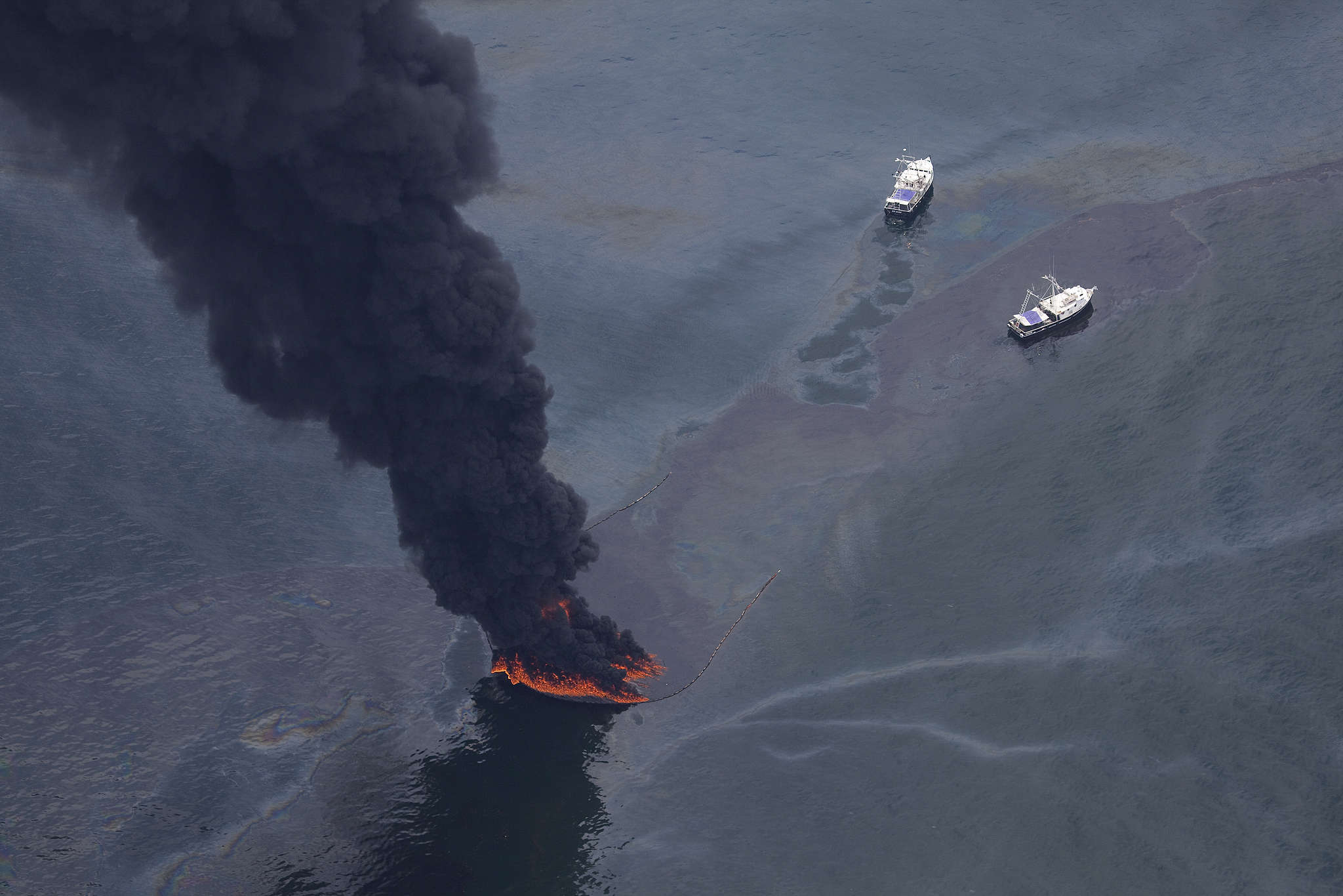 Какая самая крупная катастрофа. Разлив нефти в мексиканском заливе 2010. Deepwater Horizon разлив нефти. Взрыв нефтяной платформы Deepwater Horizon 2010. Катастрофа Deepwater Horizon в мексиканском заливе.