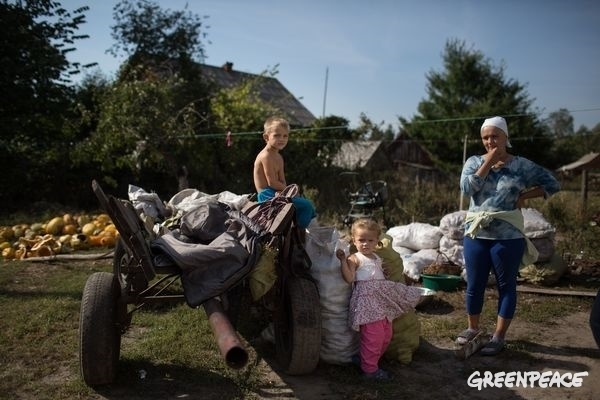 Familj med potatisvagn i Ukraina. © Denis Sinyakov / Greenpeace