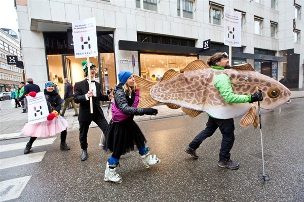 Svenska Greenpeacevolontärer i roliga kostymer utanför Haglöfs butik