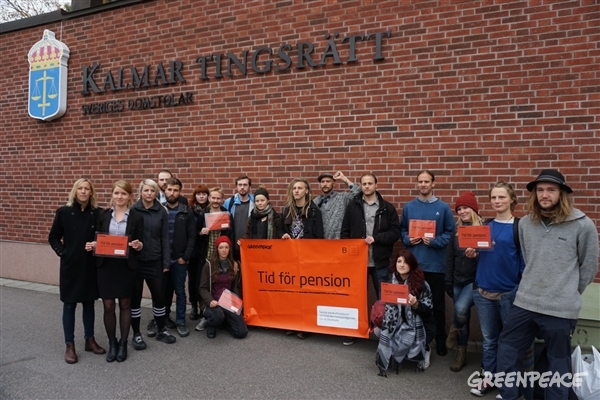 Aktivister med flera utanför Tingsrätten i Kalmar, 2015