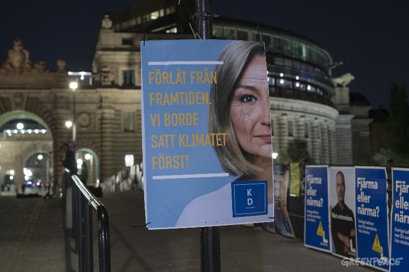 Greenpeace aktivister sätter upp manipulerade valaffischer föreställande äldre versioner av partiledarna från de 8 riksdagspartierna som ber om ursäkt för att de inte agerat starkare i klimatfrågan när de fortfarande hade en chans. De respektive valaffisherna här ändrats med texten “Förlåt från framtiden. Vi borde ha satt klimatet först.” Greenpeace affischeringen genomfördes på natten 7 september, bara några dagar innan valet, i Stockholms innerstad, med fokus på områden kring Riksdagen och är en del av kampanjen "Klimatet först".