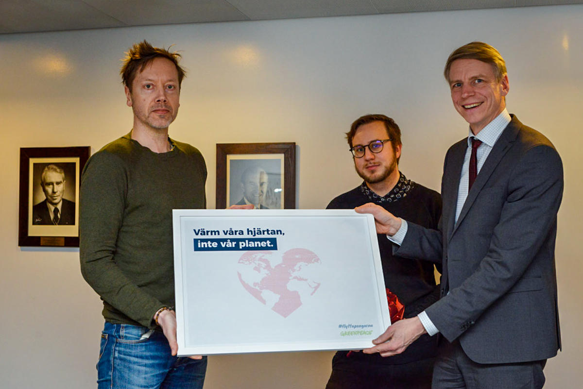 Petition Delivery for Fossil Free Public Pensions in Sweden. © Edward Beskow