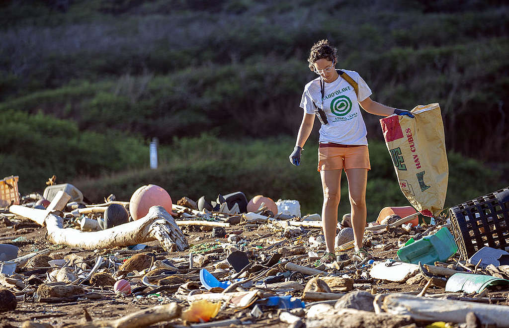 Plastic Clean Up on Kaho'olawe. © Tim Aubry / Greenpeace