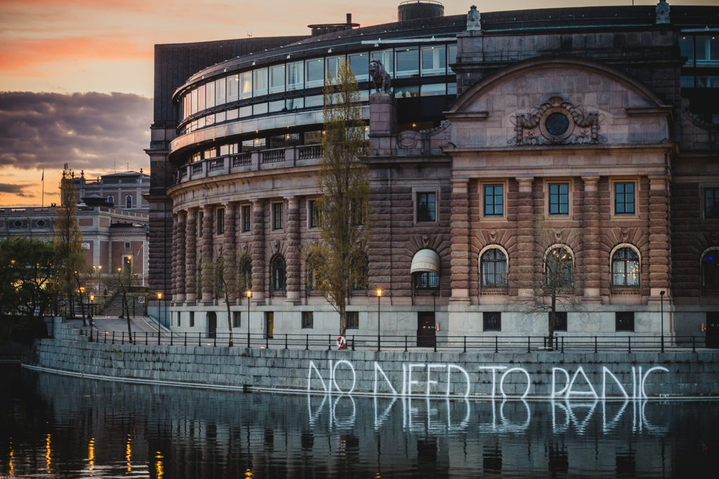 Aktivister gör en ‘Banksy’ på riksdagen - kräver klimatnödläge