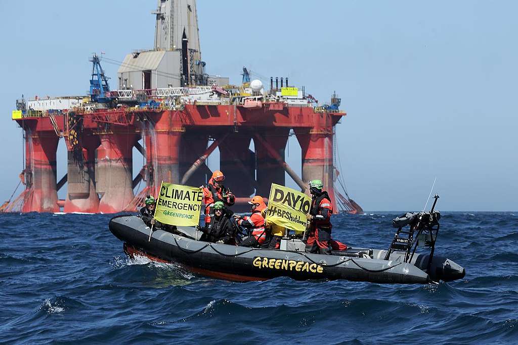 Greenpeace activists display banner on Day 10 of the BP rig protest. © Greenpeace