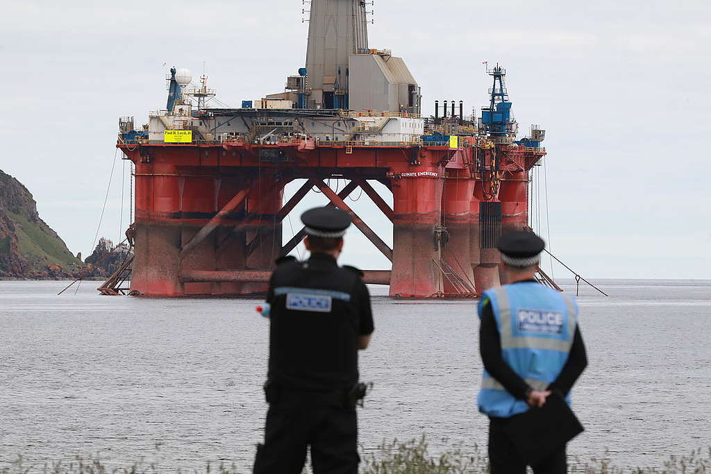 Greenpeace climbers on BP oil rig in Cromarty Firth, Scotland.<br srcset=