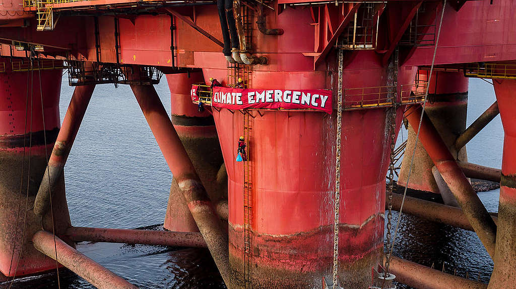 Greenpeace climbers on BP oil rig in Cromarty Firth, Scotland.<br srcset=