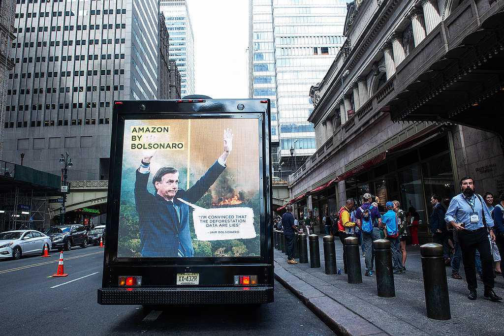 Greenpeace annonskampanj mot Bolsonaro i New York