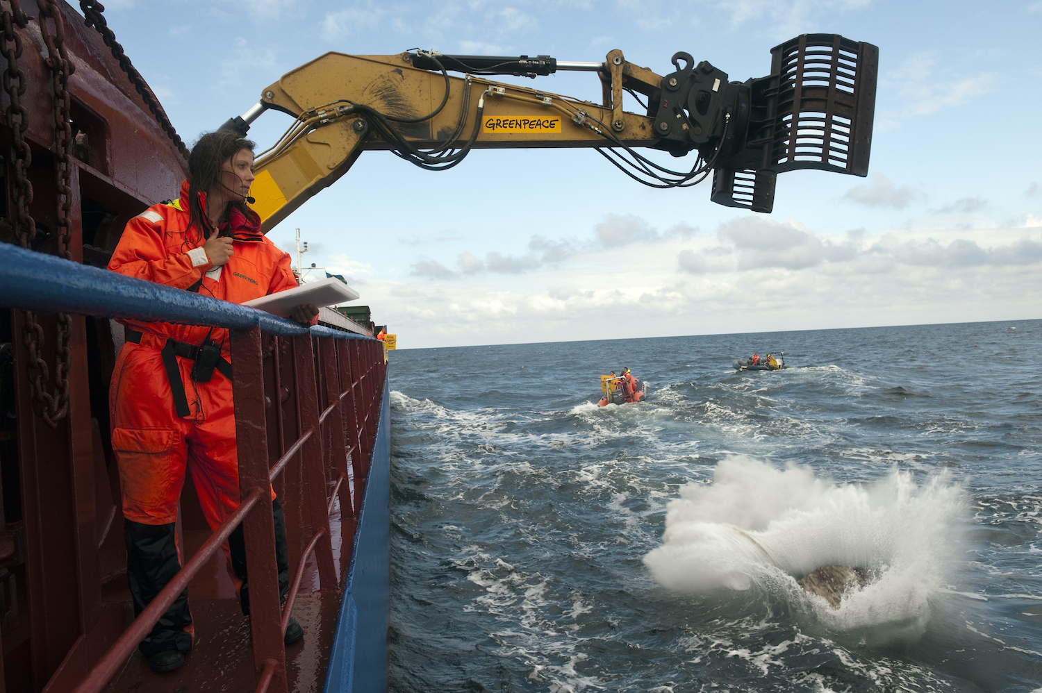 Greenpeace släpper stenblock i Lilla Middlegrund för att skydda mot bottentråling