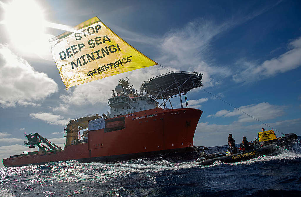 Aktivister från Greenpeace International protestererar mot företaget Global Sea Mineral Resources (GSR) som vill bryta mineraler på djuphavsbotten / Foto av Marten van Dijl / Greenpeace