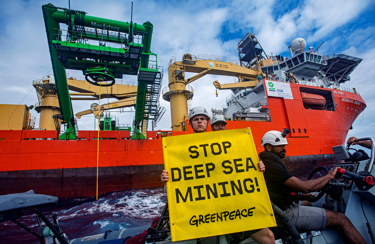 Aktivists stör ett test av djuphavsgruvdrift. © Marten van Dijl / Greenpeace
