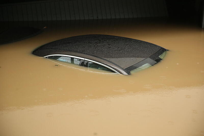 endast toppen av taket på en bil syns över vattenytan efter en översvämning i Tyskland 