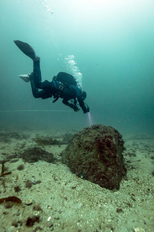 Dykare vid ett stenblock som Greenpeace placerade ut för att skydda de marina området Fladen utanför Varberg