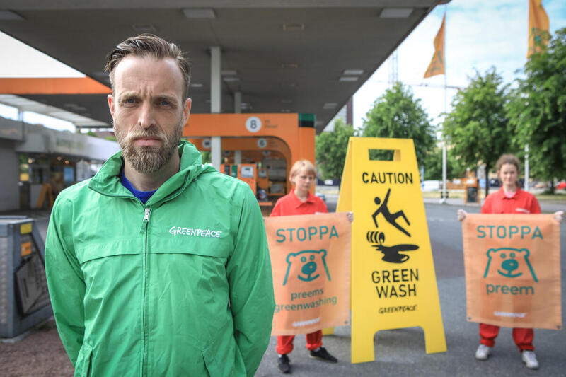 Gustav Martner från Greenpeace i aktion mot Preem's greenwashing.