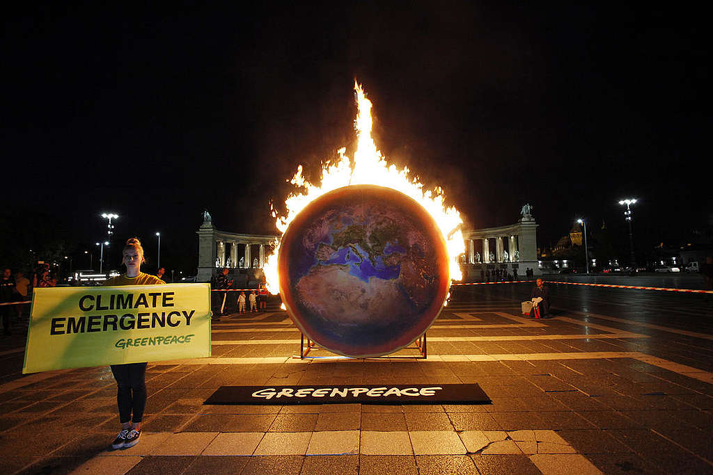 Burning Earth Action in Budapest. © Bence Jardany / Greenpeace